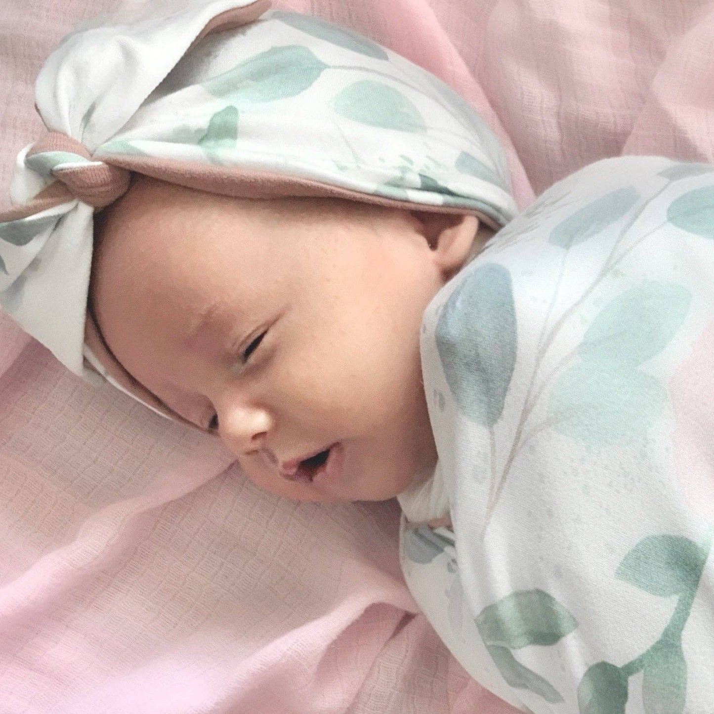 RUCHED BEANIE WITH BOW: Dusty Roses / 0-6m